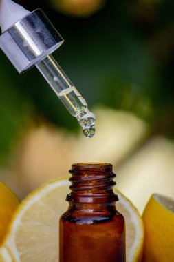 Tahta bir tahtanın üzerinde limon yağı ve limon meyvesi. Seçici odak