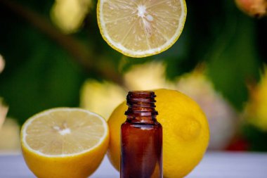 Tahta bir tahtanın üzerinde limon yağı ve limon meyvesi. Seçici odak