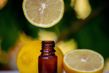 Tahta bir tahtanın üzerinde limon yağı ve limon meyvesi. Seçici odak