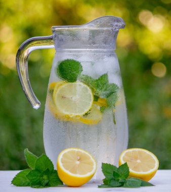 Taze limonlu soğuk limonata ve ezilmiş buz. Seçici odaklanma. Açık havada.