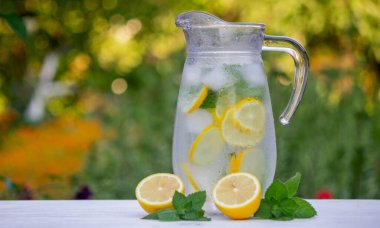 Taze limonlu soğuk limonata ve ezilmiş buz. Seçici odaklanma. Açık havada.