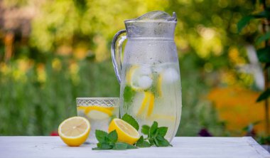 Taze limonlu soğuk limonata ve ezilmiş buz. Seçici odaklanma. Açık havada.
