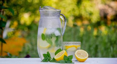 Taze limonlu soğuk limonata ve ezilmiş buz. Seçici odaklanma. Açık havada.