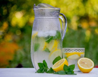 Taze limonlu soğuk limonata ve ezilmiş buz. Seçici odaklanma. Açık havada.