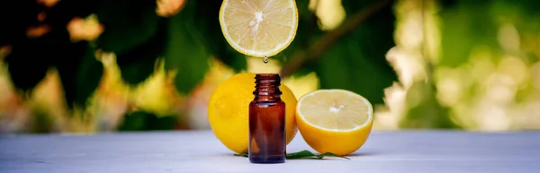 Aceite Esencial Limón Fruta Limón Una Pizarra Blanca Madera Enfoque — Foto de Stock