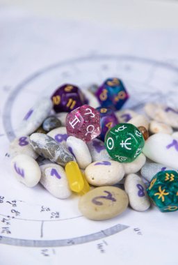 Masa astrolojisinde numaralar var. Seçici odaklanma. eski.