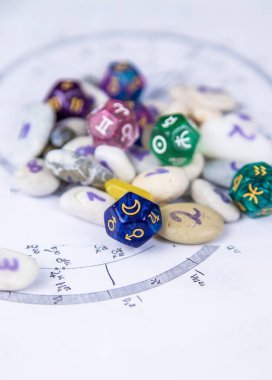 Masa astrolojisinde numaralar var. Seçici odaklanma. eski.