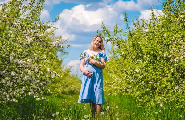 Mujer Embarazada Jardín Manzanos Florecientes Enfoque Selectivo Naturaleza — Foto de Stock