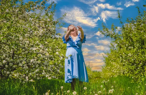 Gravid Kvinna Trädgården Blommande Äppelträd Selektivt Fokus Natur — Stockfoto