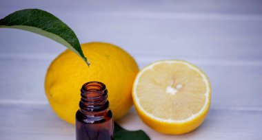 Limon esanslı yağ bir yapraktan damlıyor. Seçici odaklanma. Doğa