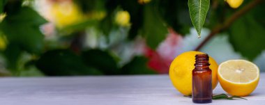 Limon esanslı yağ bir yapraktan damlıyor. Seçici odaklanma. Doğa