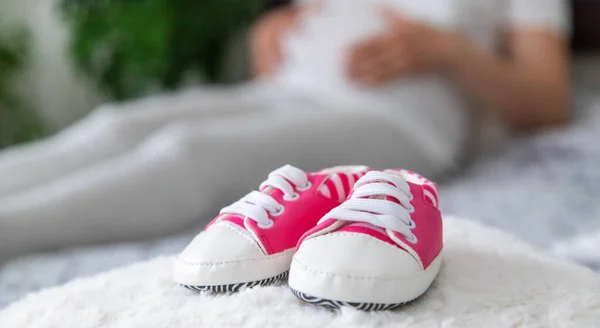 Hamile Bir Kadın Bebek Eşyaları Toplar Seçici Odaklanma — Stok fotoğraf
