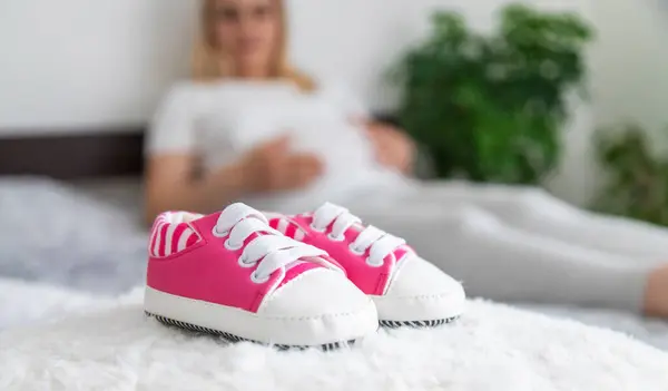 Μια Έγκυος Μαζεύει Πράγματα Για Μωρά Επιλεκτική Εστίαση Σπίτι — Φωτογραφία Αρχείου