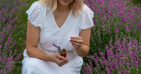 Vrouw Met Fles Met Natuurlijke Etherische Olie Lavendelveld Selectieve Focus — Stockfoto