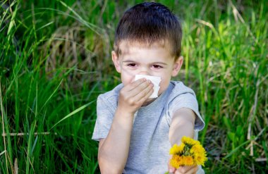 Çocuğun bahar çiçeklerine alerjisi var. Seçici odak