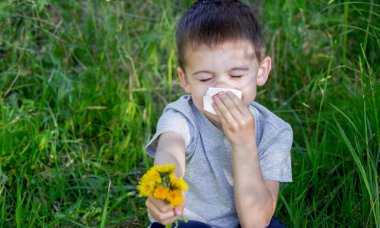 Çocuğun bahar çiçeklerine alerjisi var. Seçici odak