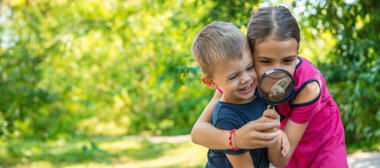 Çocuk salyangoz doğasına bakıyor. Seçici odaklanma. Hayvan..