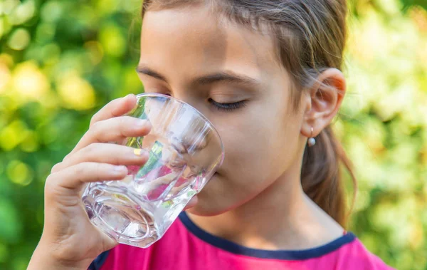 那孩子用杯子喝水 有选择的重点 — 图库照片