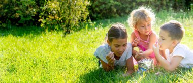 Mutlu çocuklar cips yer. Seçici odaklanma. Doğa
