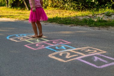 Çocuklar oyun alanında klasik oyunlar oynuyor, çocuklar dışarıda. Seçici odaklanma. Doğa