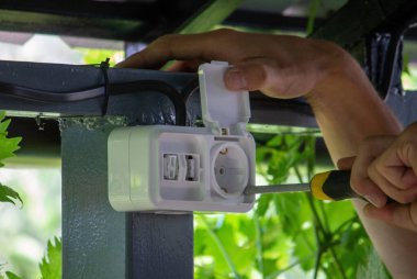 Usta bir elektrikçi bir soket ve bir anahtar yerleştirir. Seçici odak