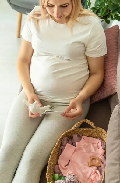 Eine Schwangere Betrachtet Babytücher Und Ein Ultraschallbild Selektiver Fokus Niedlich — Stockfoto