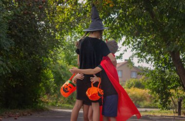 Cadılar Bayramı gecesi için kostüm giymiş çocuklar. Seçici odaklanma. Cadılar Bayramı