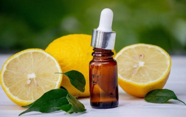 Kavanozda limon yağı, taze limon. Seçici odaklanma. Doğa