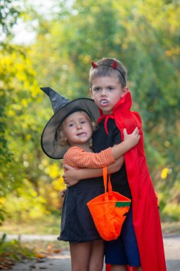 Cadılar Bayramı için kostüm giymiş çocuklar, festival gecesi. Seçici odaklanma. Cadılar Bayramı
