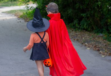 Cadılar Bayramı için kostüm giymiş çocuklar, festival gecesi. Seçici odaklanma. Cadılar Bayramı