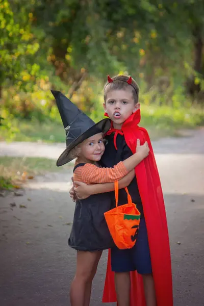 Niños Vestidos Con Disfraces Para Halloween Noche Festiva Enfoque Selectivo — Foto de Stock