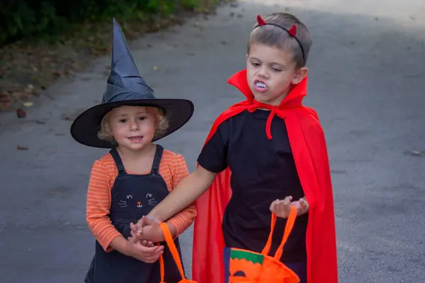 Niños Vestidos Con Disfraces Para Halloween Noche Festiva Enfoque Selectivo —  Fotos de Stock