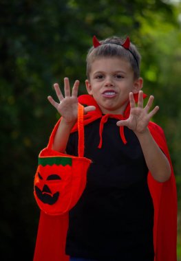 Cadılar Bayramı kostümü giymiş bir çocuk. seçici odak.