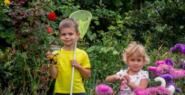 Çocuklar kavanozda kelebek yakalar. Seçici odaklanma. Doğa