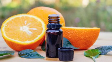 Portakal yağının temel özü. Seçici odak.