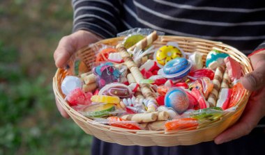 Çocuklar sepetten şeker alır. Cadılar Bayramı. Seçici odak.