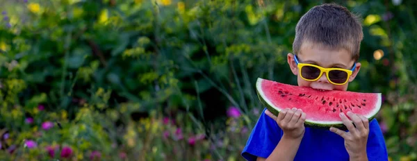 Child Eats Watermelon Selective Focus Nature — Fotografia de Stock