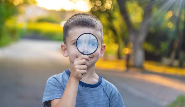 Pojken Tittar Ett Förstoringsglas Selektivt Fokus Natur — Stockfoto