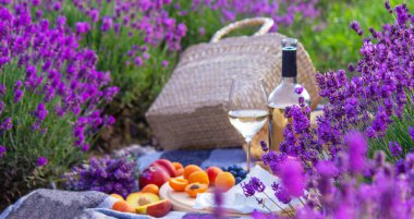 şarap, meyve, çilek, peynir, bardaklar lavanta tarlasında piknik seçici odak