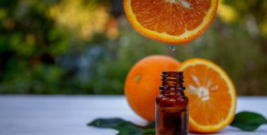 Portakal yağının temel özü. Seçici odaklanma. Doğa