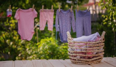 bebek kıyafetleri yıkamak. Keten temiz havada kurur. Seçici odak. Doğa.