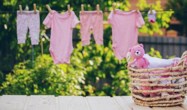 bebek kıyafetleri yıkamak. Keten temiz havada kurur. Seçici odak. Doğa.