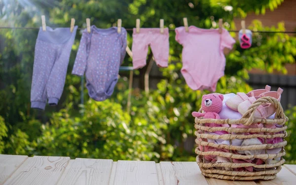 赤ちゃんの服を洗う リネンは新鮮な空気の中で乾燥します 選択的な焦点 ロイヤリティフリーのストック写真