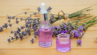 Ahşap arka planda lavanta yağı var. Seçici odaklanma. Doğa