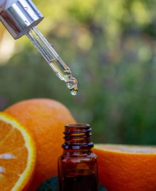 Küçük bir şişedeki portakal yağının özü..