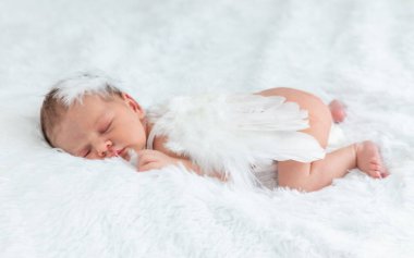 Takım elbiseli yeni doğan melek fotoğraf çekimi. Seçici odak.