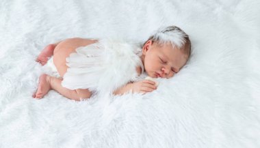 Takım elbiseli yeni doğan melek fotoğraf çekimi. Seçici odak.