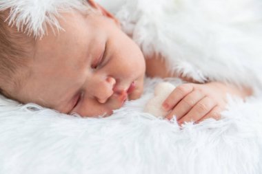 Takım elbiseli yeni doğan melek fotoğraf çekimi. Seçici odak.