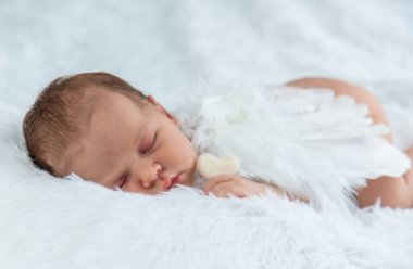 Takım elbiseli yeni doğan melek fotoğraf çekimi. Seçici odak.