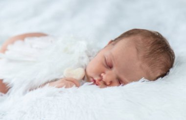 Takım elbiseli yeni doğan melek fotoğraf çekimi. Seçici odak.